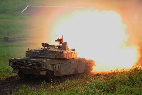 Trainingsschießen des Panzers auf dem Feld