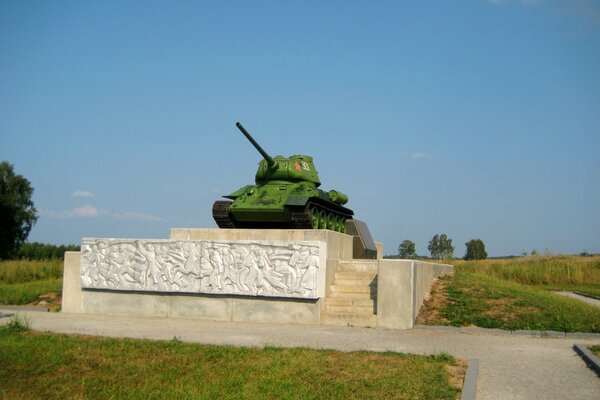 Monumento al tanque en el campo de Borodino