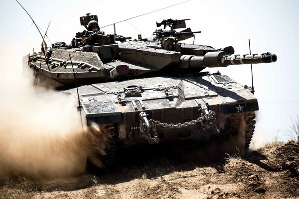 Tanque de batalla Merkava en movimiento foto