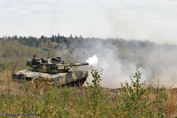 Tanque T-80 en un ejercicio de combate