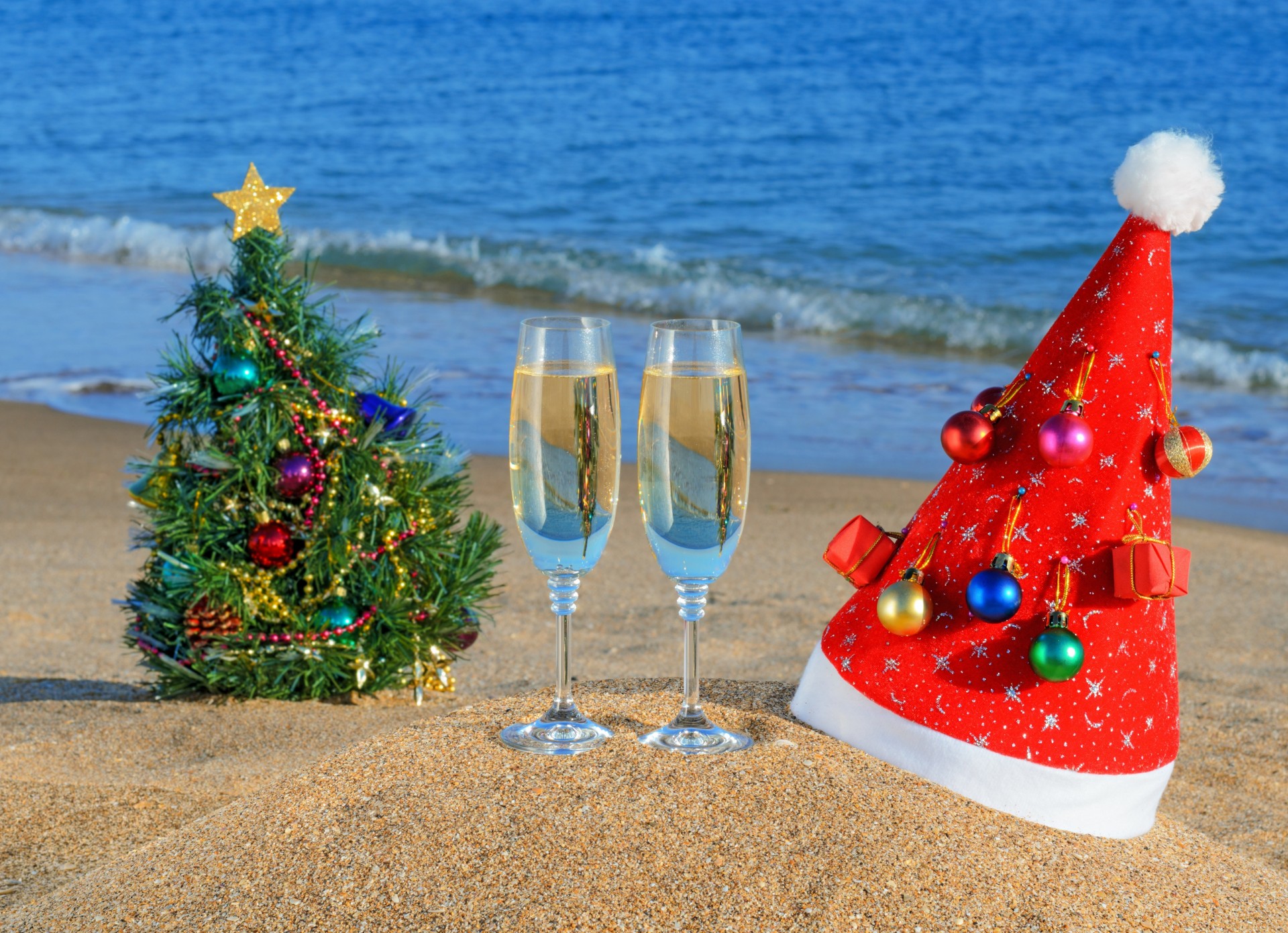 sable nouvel an plage chapeaux chapeau océan été arbre de noël mer tasses arbre de noël été