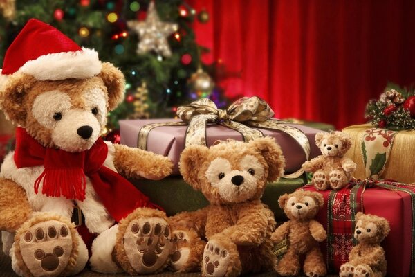 Teddybären und Geschenke am Weihnachtsbaum