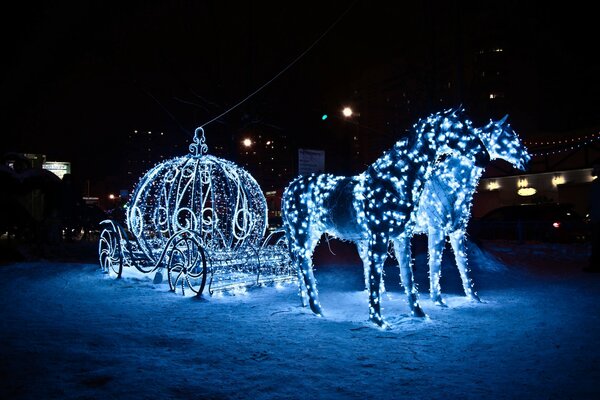 Cavalli e una carrozza fatta di ghirlande nella neve