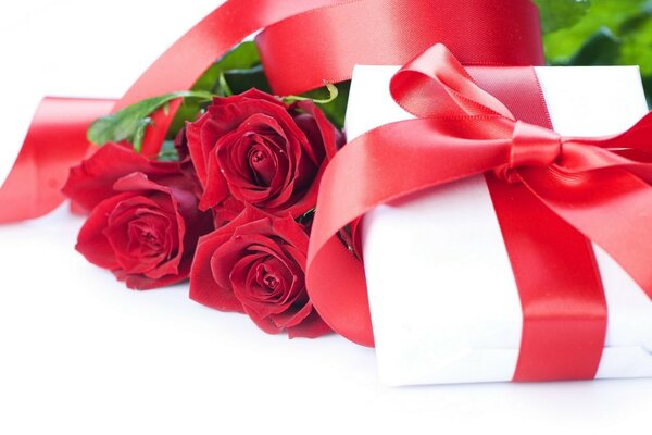 Regalo con nastro rosso e rose