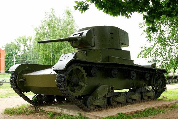 Slvetski czołg T-26 w pobliżu jednostki wojskowej