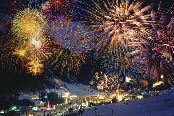 Feu d artifice lumineux de nuit dans les montagnes