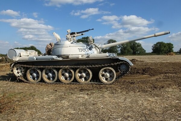 Medio, carro armato sovietico cammina sul campo