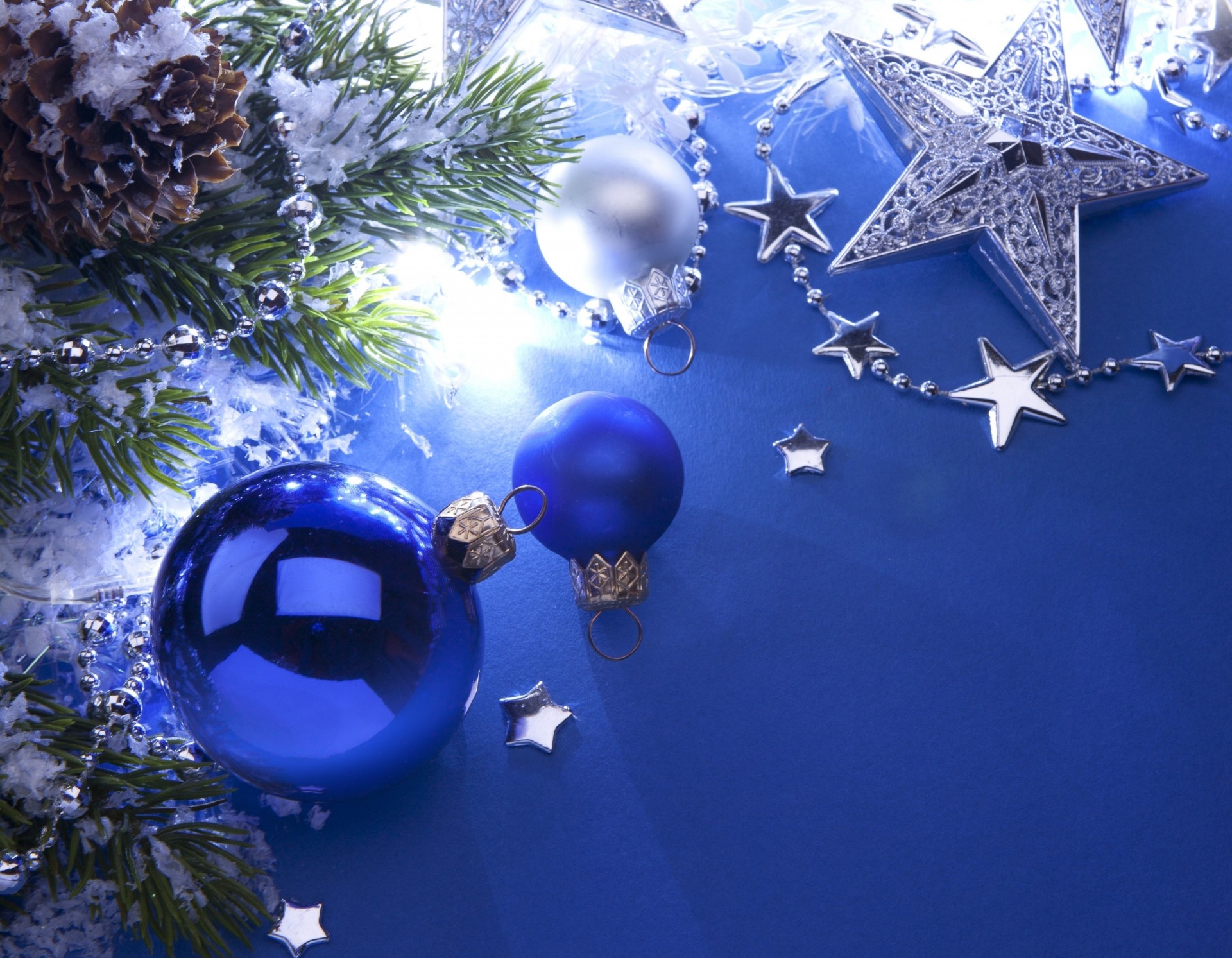 árbol de navidad bolas plata azul blanco