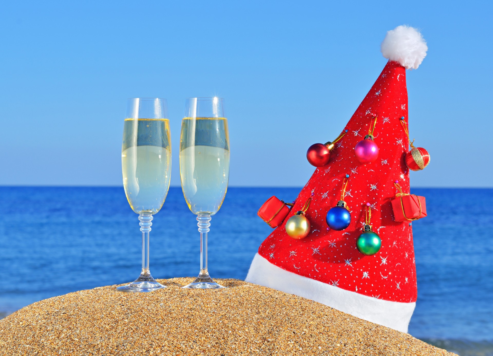 sabbia spiaggia natale capodanno vacanza cappelli cappello estate oceano mare tazze