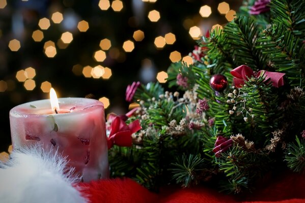 Bougie allumée à côté d un arbre de Noël décoré