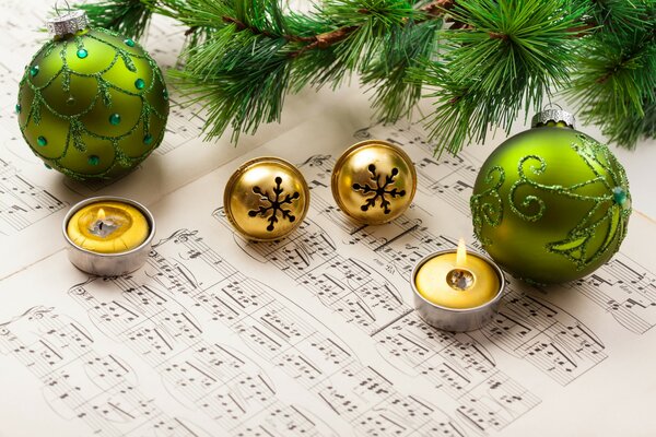 Boules de Noël sur des notes de musique