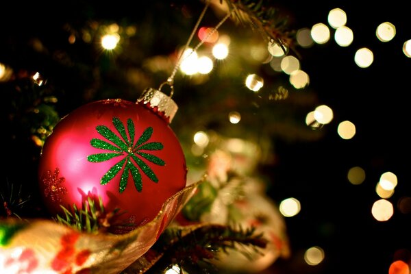 Boule de Noël sur fond de lumières