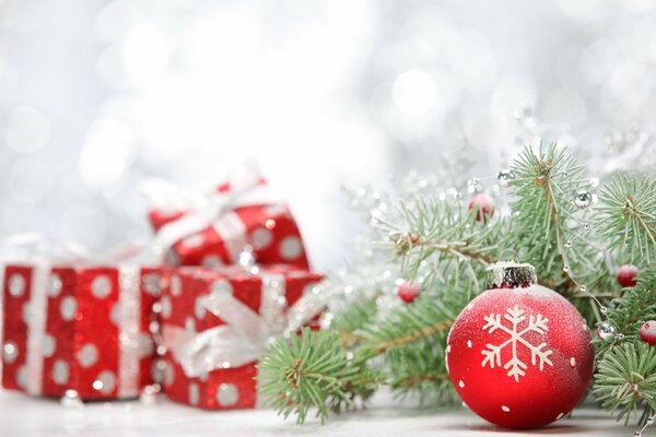 Weihnachtsgeschenke in roter Verpackung