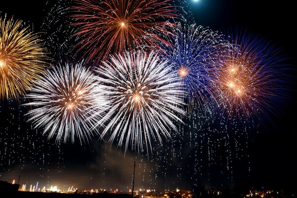 Fuochi d artificio per il nuovo anno sulla città notturna