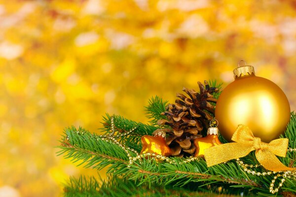 Palla di Natale dorata e Pigna sul piede dell albero di Natale