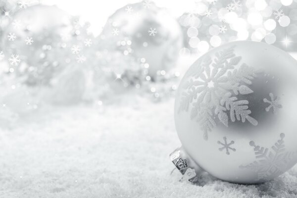 Jouet festif, argent sur fond de flocons de neige