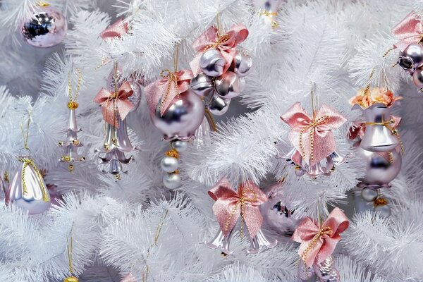 Árbol de Navidad blanco con adornos