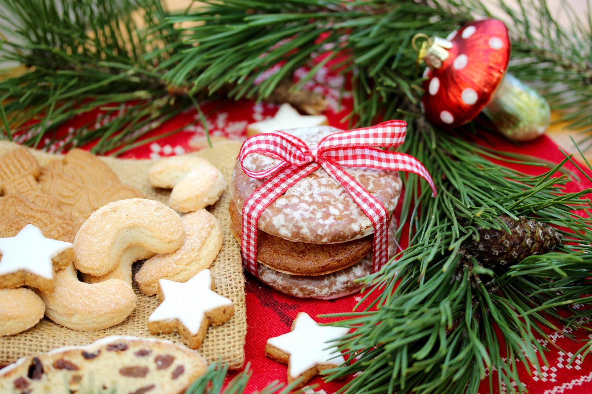 arc noël cuisson biscuits sapin champignon branches cônes jouets nouvel an vacances nouvel an ruban