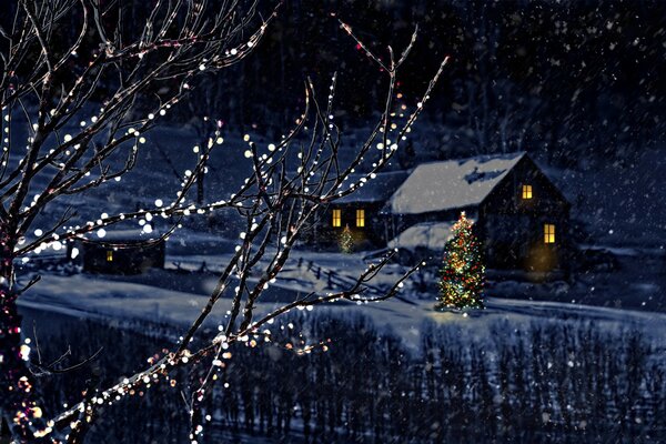 Neujahrshaus auf einem Baumhintergrund mit einer Girlande