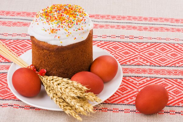 Gâteau de Pâques sur une assiette avec des œufs peints