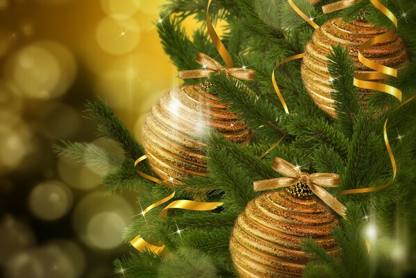 Palle d oro sull albero di Natale