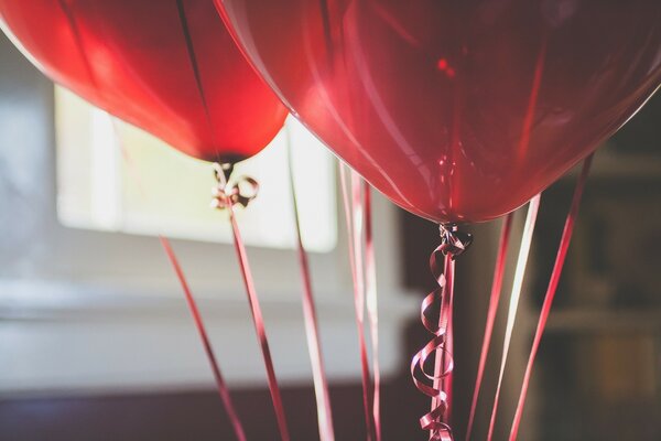 Rote Luftballons auf Band