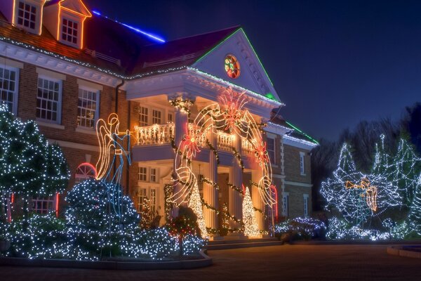 Belle maison dans les lumières du nouvel an