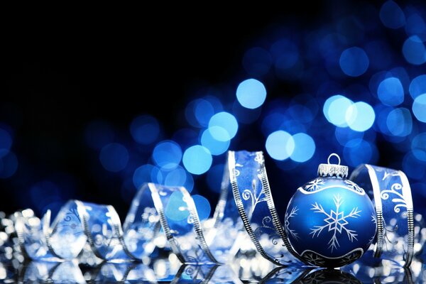 Decoración de Navidad en el árbol de Navidad sobre un fondo azul