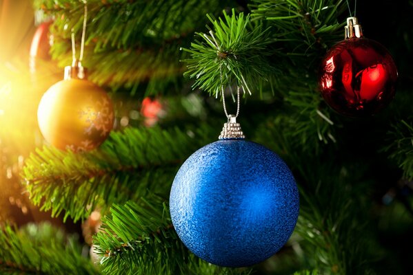 Giocattoli di Natale sull albero di Natale