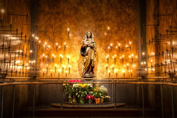 Im Tempel kann man zur Jungfrau Maria beten