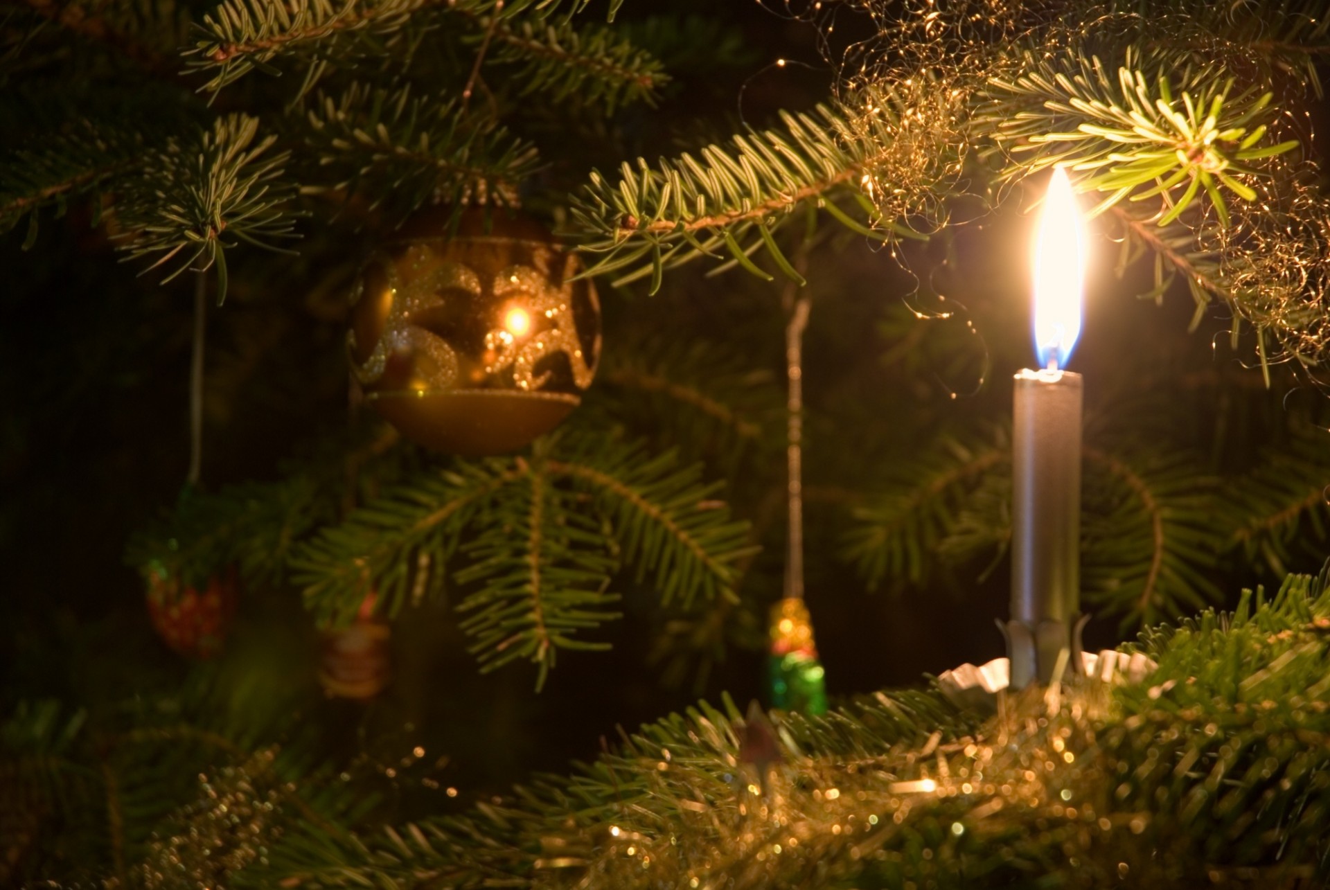 arbre de noël nouvel an bougie dangereux mettre bougie sur l arbre de noël chaleur feu jouets