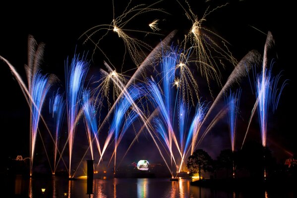 Fuegos artificiales nocturnos en el Reino mágico