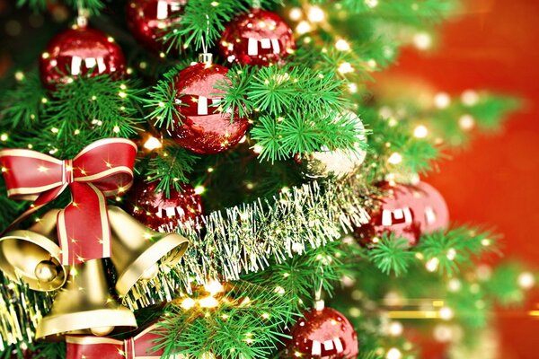 Tinsel e albero di Natale nuovo anno chiama