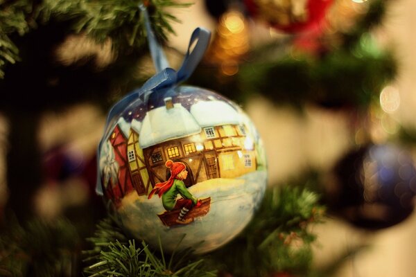 Arbre de Noël dans la nouvelle année avec un jouet peint