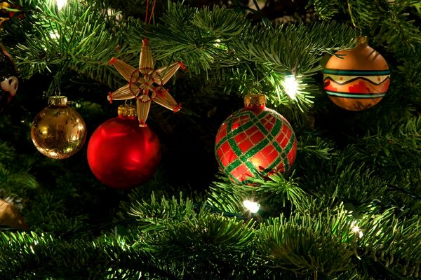 Árbol de Navidad con adornos y juguetes