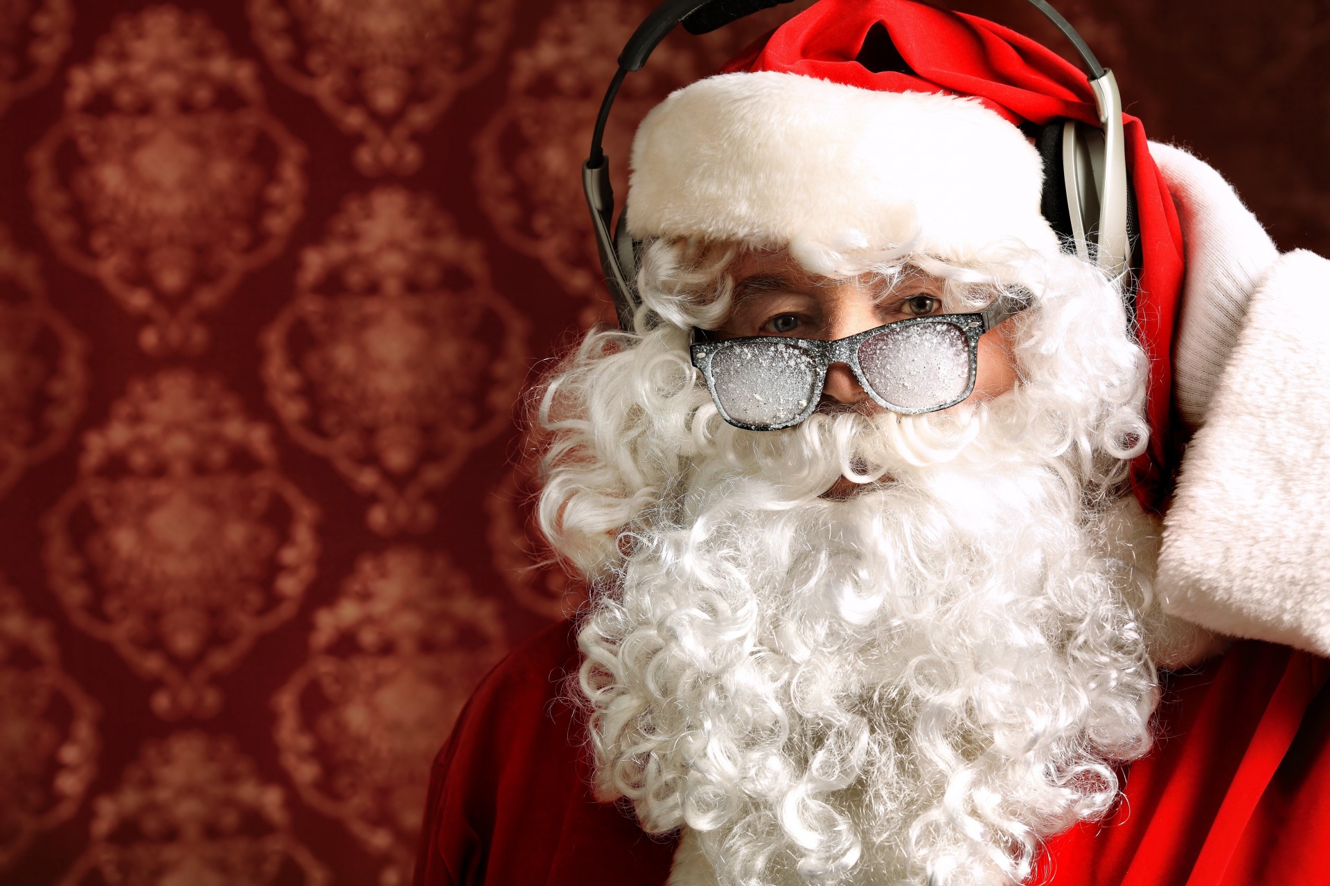 papá noel uniforme año nuevo cabaña barba auriculares