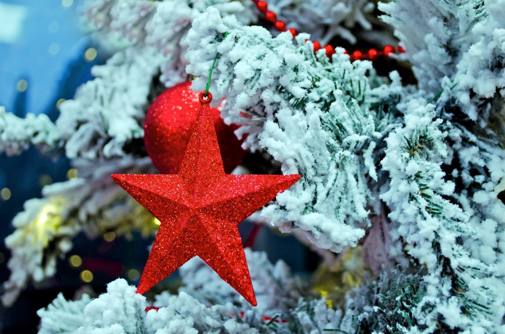 árbol de navidad navidad rojo juguetes abeto nieve ramas estrella invierno año nuevo