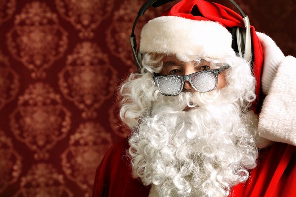 Babbo Natale con la barba lunga con gli occhiali