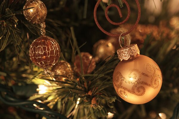 Funkelnder Weihnachtsschmuck mit Gold am Weihnachtsbaum