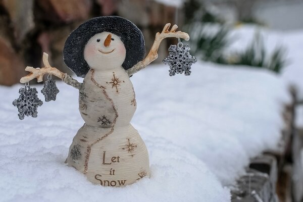 Dekoration in Form eines Schneemanns mit Schneeflocken. Lass es schneien