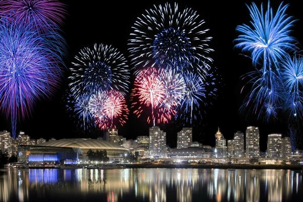 Fuegos artificiales nocturnos en una ciudad agitada