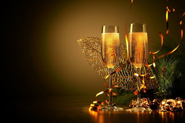 Atmosfera festosa con champagne e tinsel