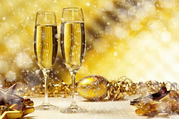 Goldfarbene Weihnachtstapete mit Champagner