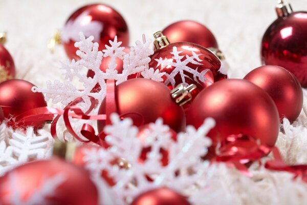 Jouets de Noël, boules rouges , flocons de neige, rubans