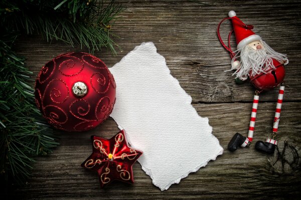 Christmas decorations made of Christmas tree toys and candles