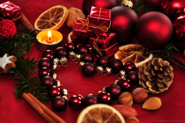 Décorations de Noël sur la table bougies boules de cannelle