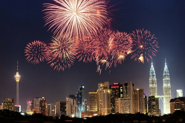 Helle Nacht schönes Feuerwerk