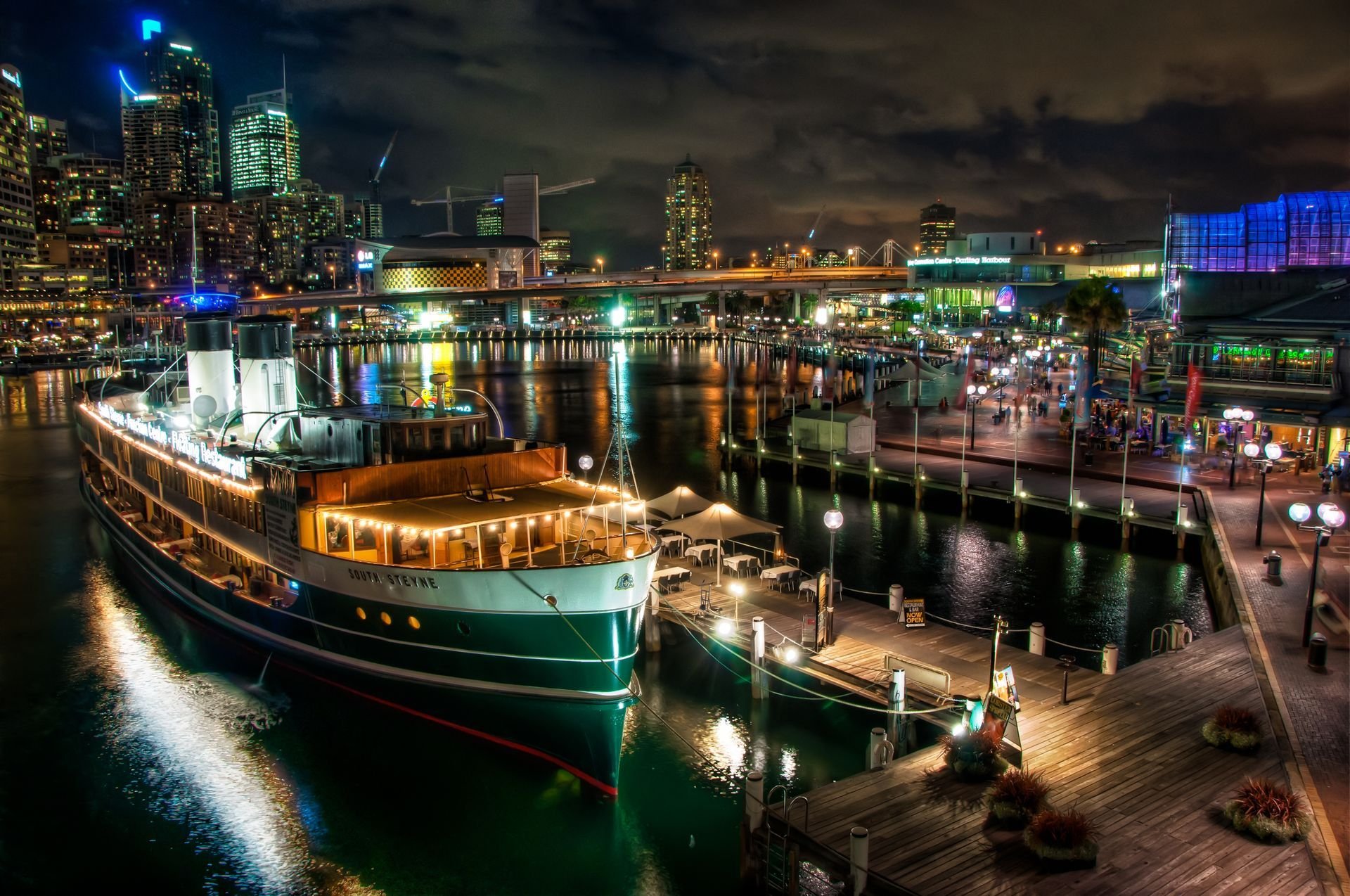 sydney australien schiff dampfer anlegestelle liegeplatz stadt lichter brücke gebäude