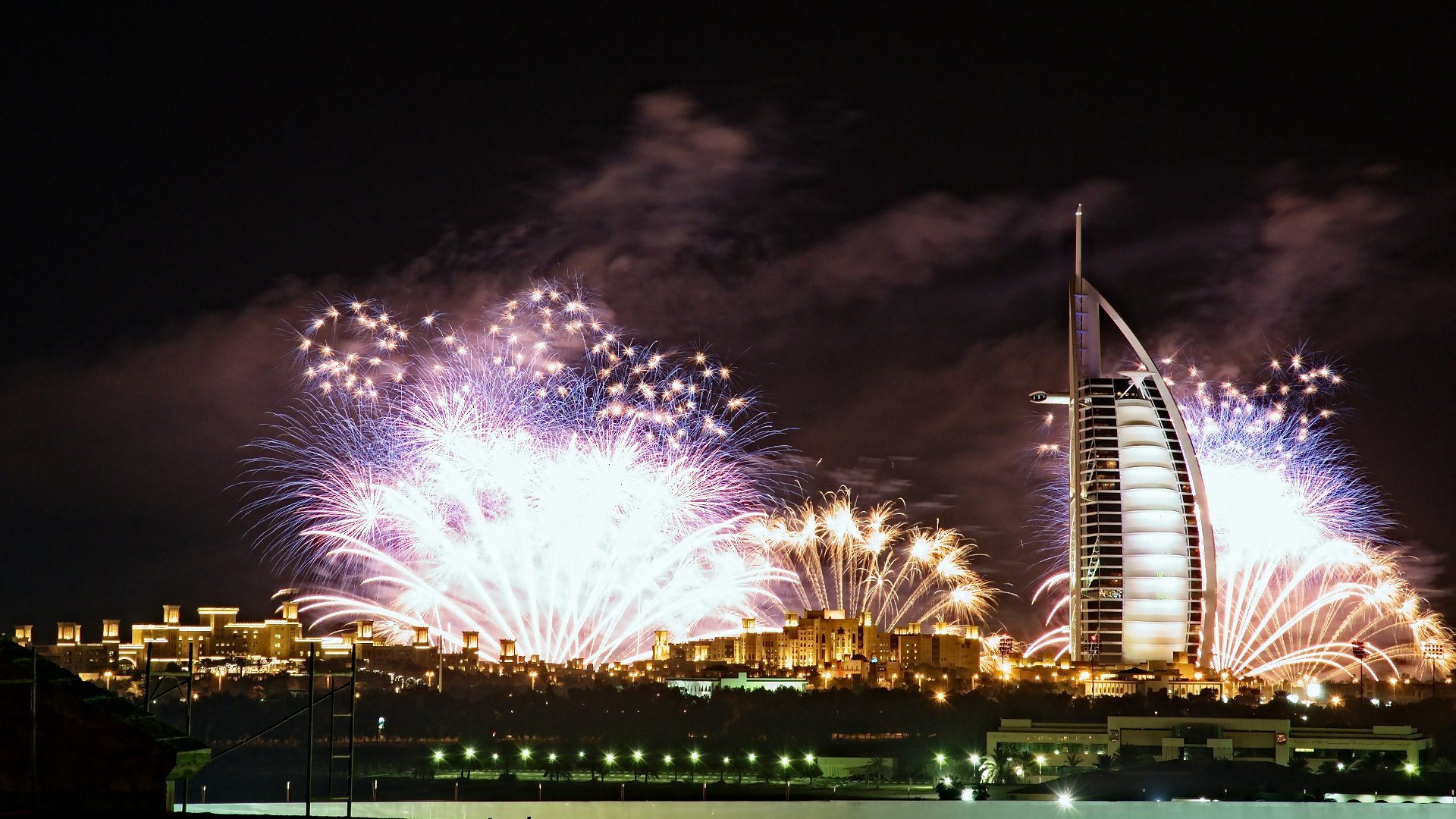 emiratos árabes unidos dubai ciudad burj al arab hotel noche luces fuegos artificiales