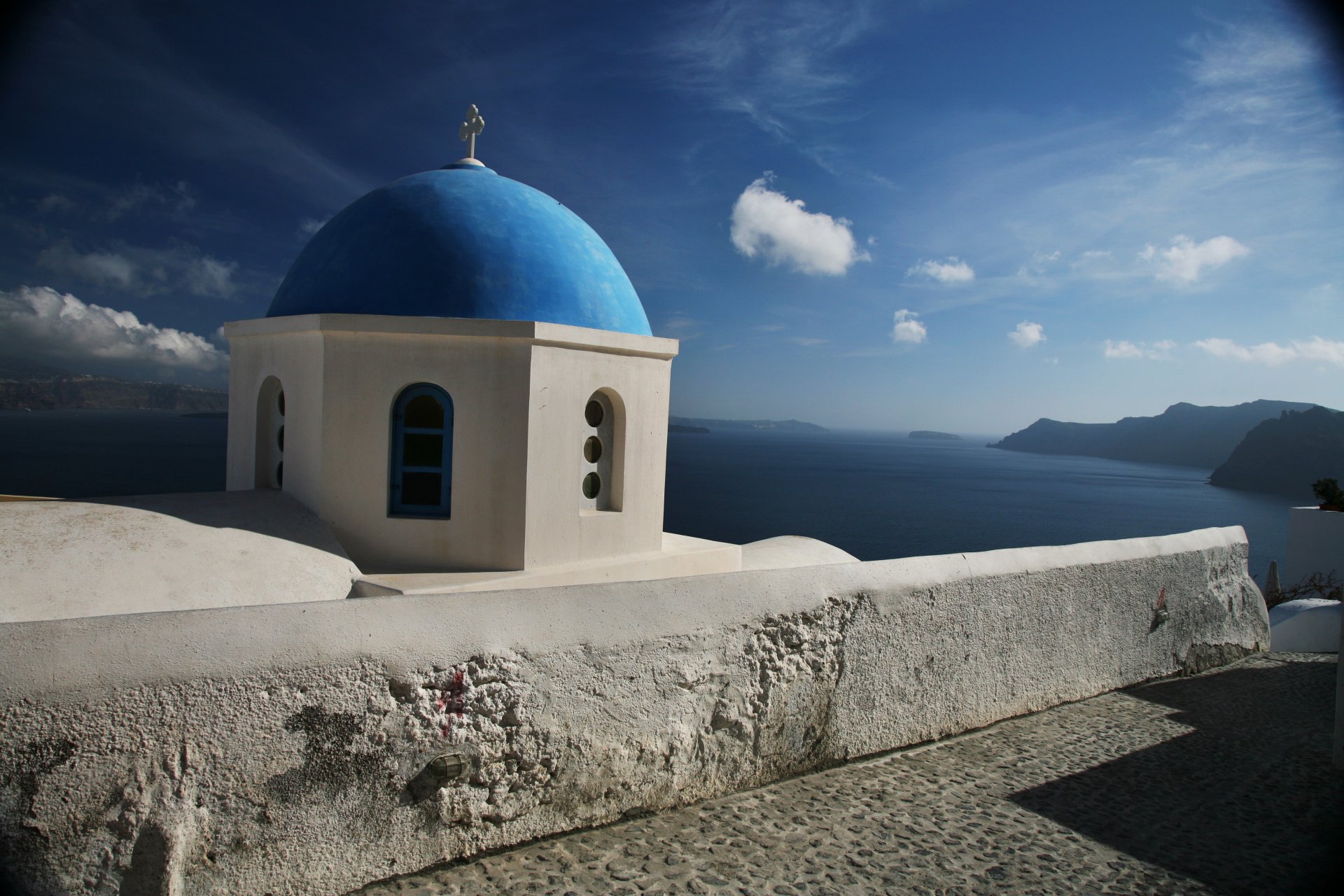 santorin grèce nuages dôme église ciel mer montagnes